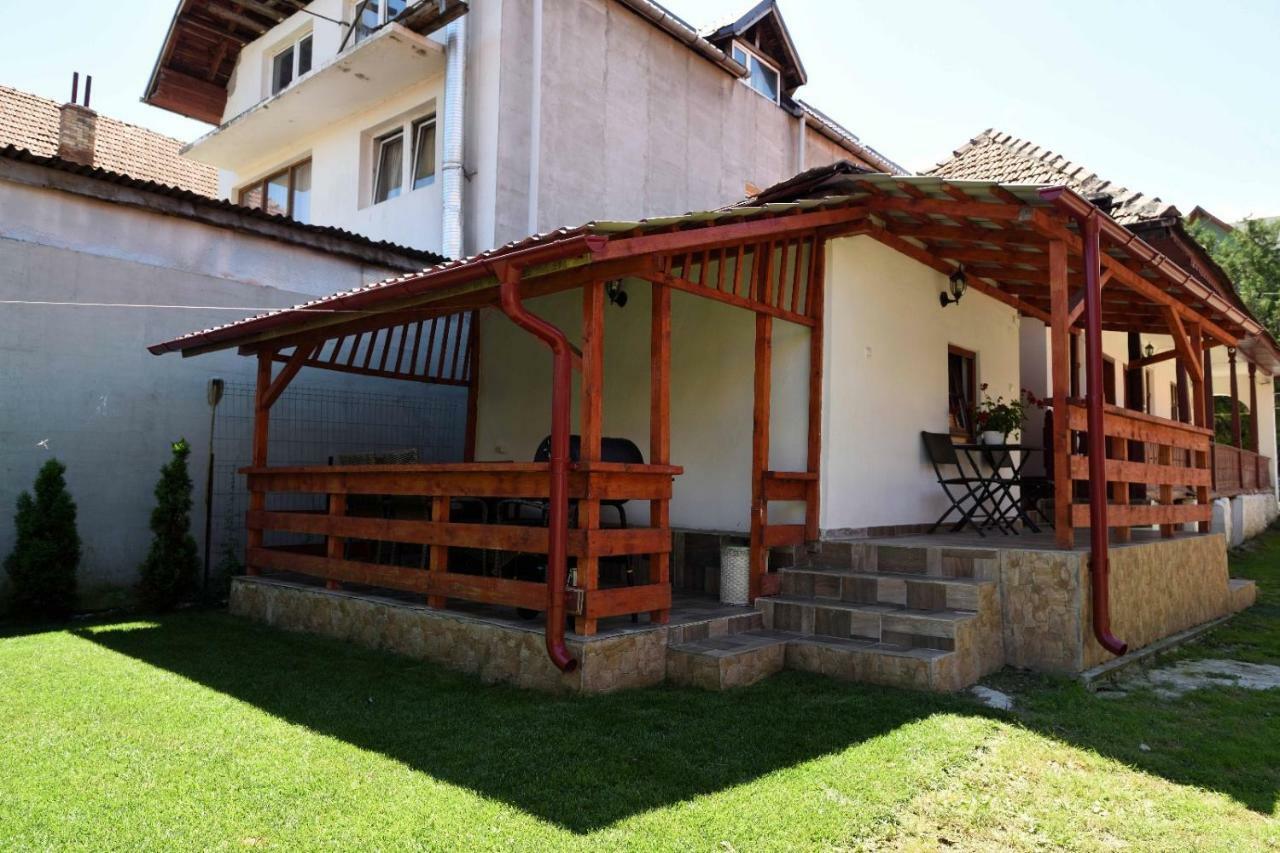 ホテル Casa Optim Călimăneşti エクステリア 写真