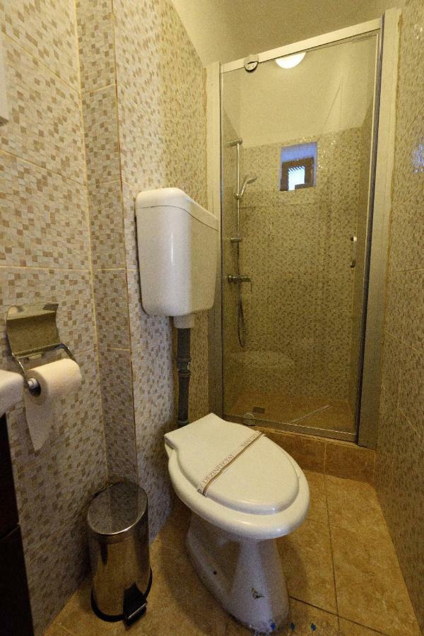 ホテル Casa Optim Călimăneşti エクステリア 写真