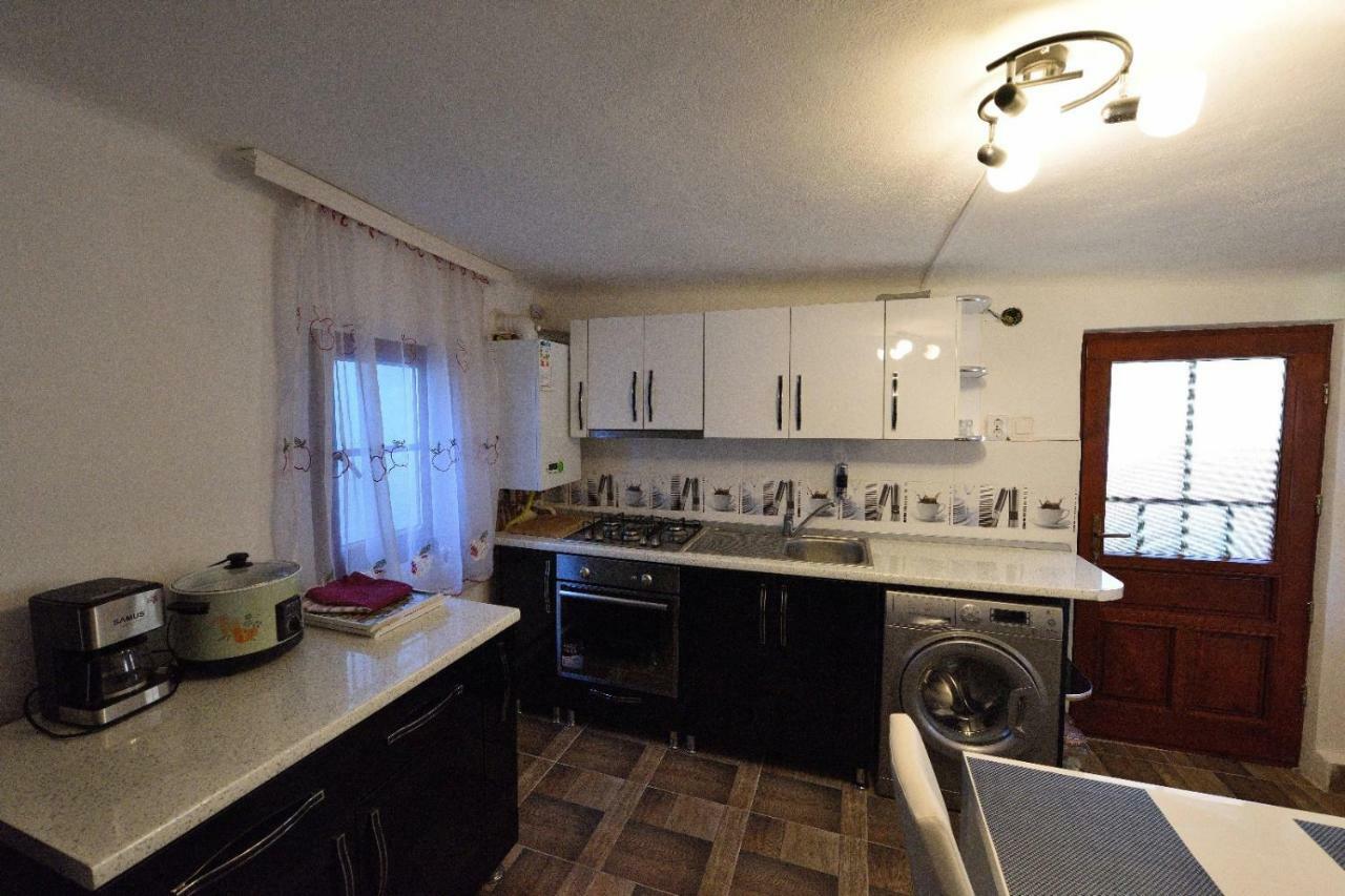 ホテル Casa Optim Călimăneşti エクステリア 写真