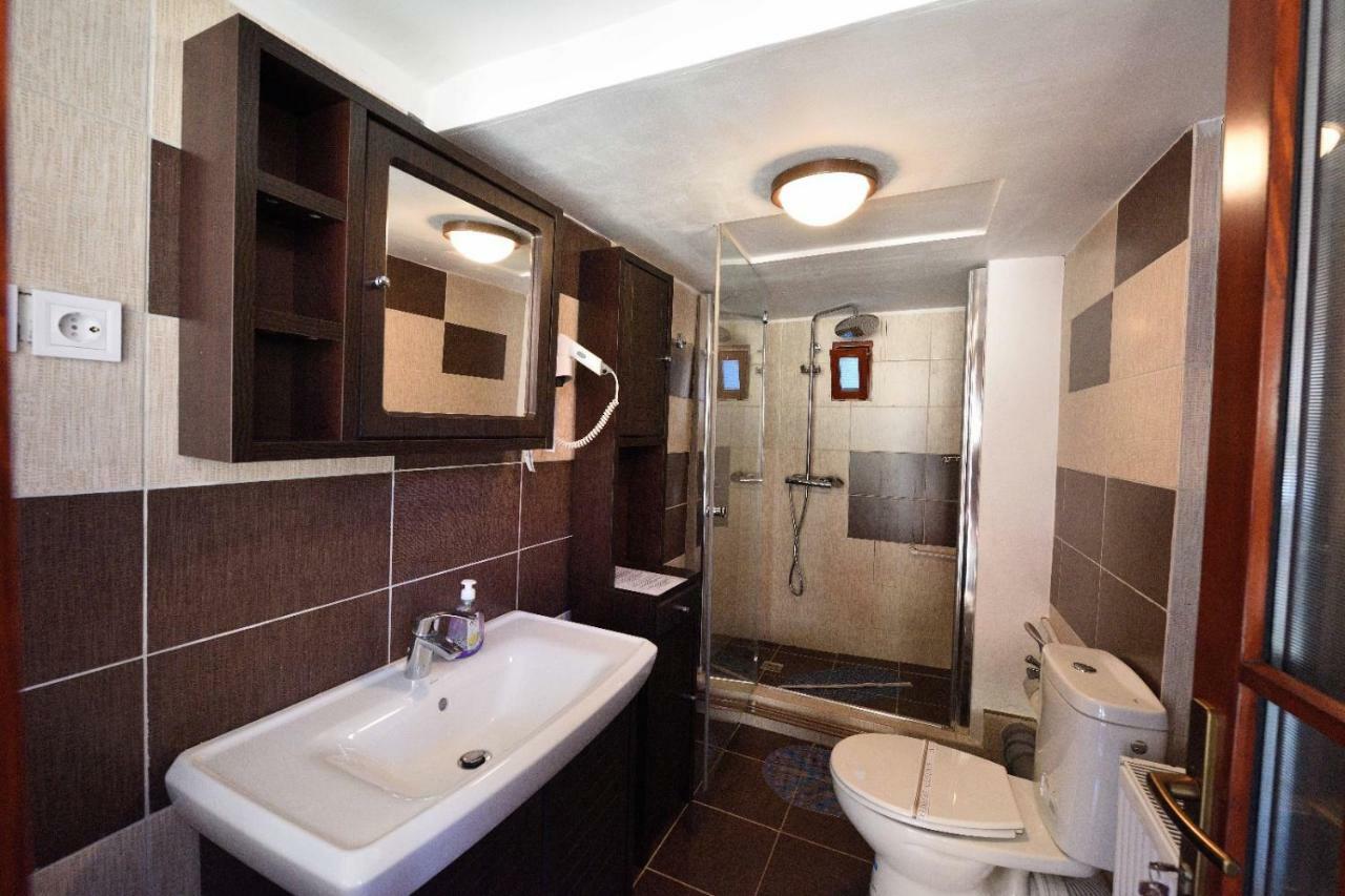 ホテル Casa Optim Călimăneşti エクステリア 写真