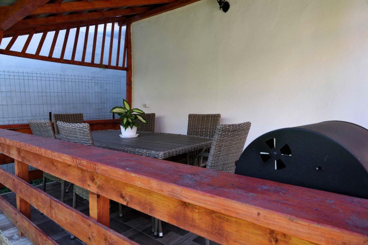 ホテル Casa Optim Călimăneşti エクステリア 写真