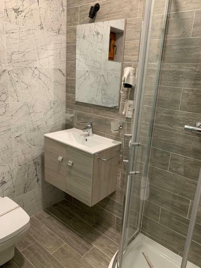 ホテル Casa Optim Călimăneşti エクステリア 写真